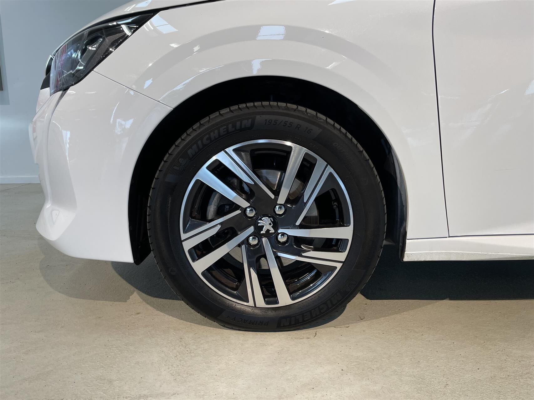 Hvid Peugeot 208 fra 2020