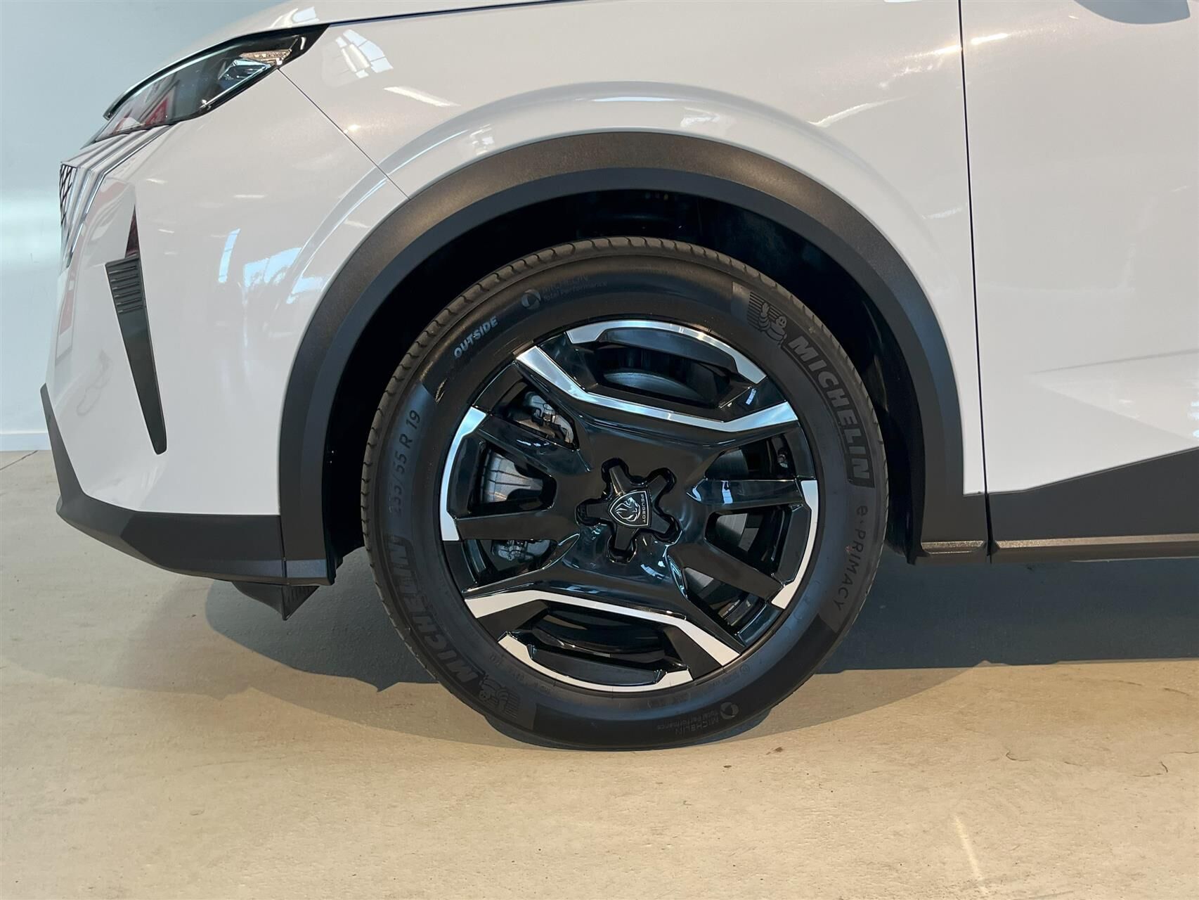 Hvid Peugeot e-3008 fra 2024