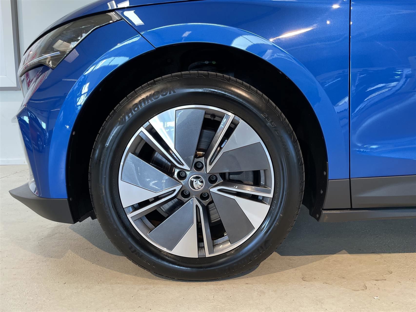 Blå Skoda Enyaq fra 2023