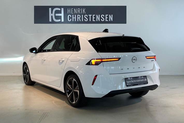 Hvid Opel Astra fra 2022