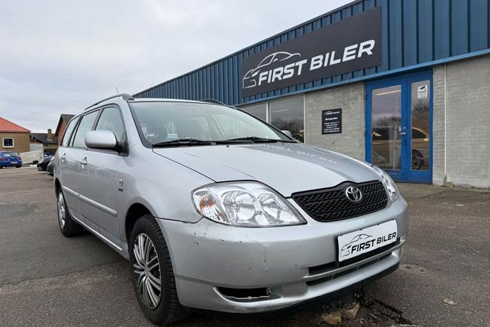 Grøn Toyota Corolla fra 2003 set udefra