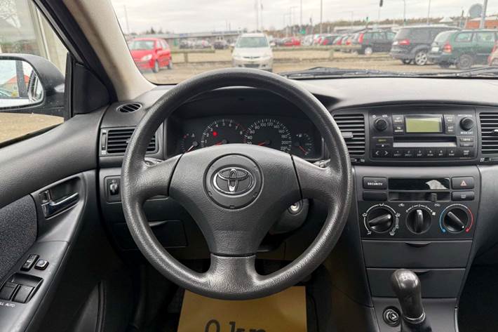 Grøn Toyota Corolla fra 2003