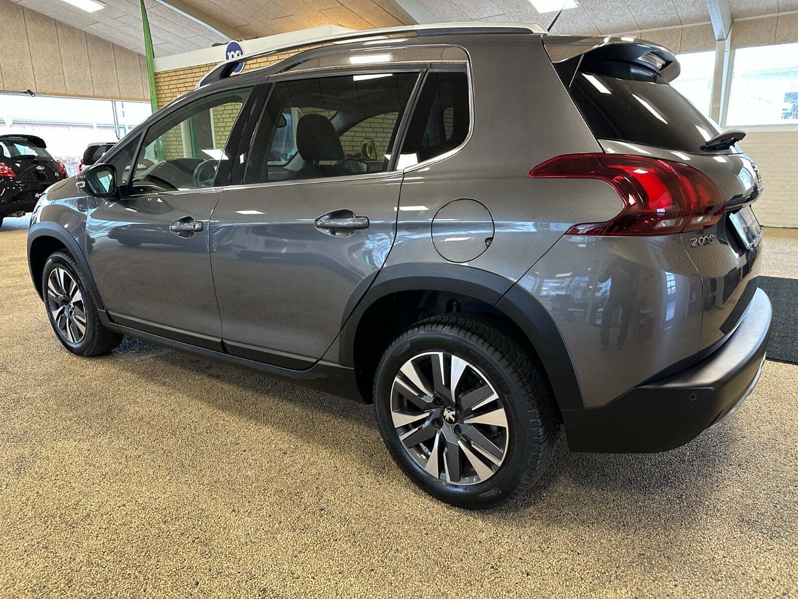 Sort Peugeot 2008 fra 2019