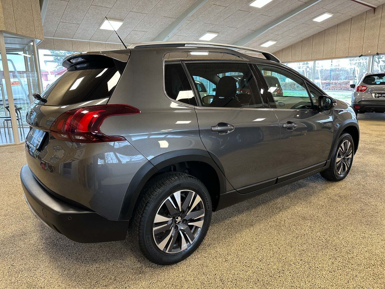 Sort Peugeot 2008 fra 2019