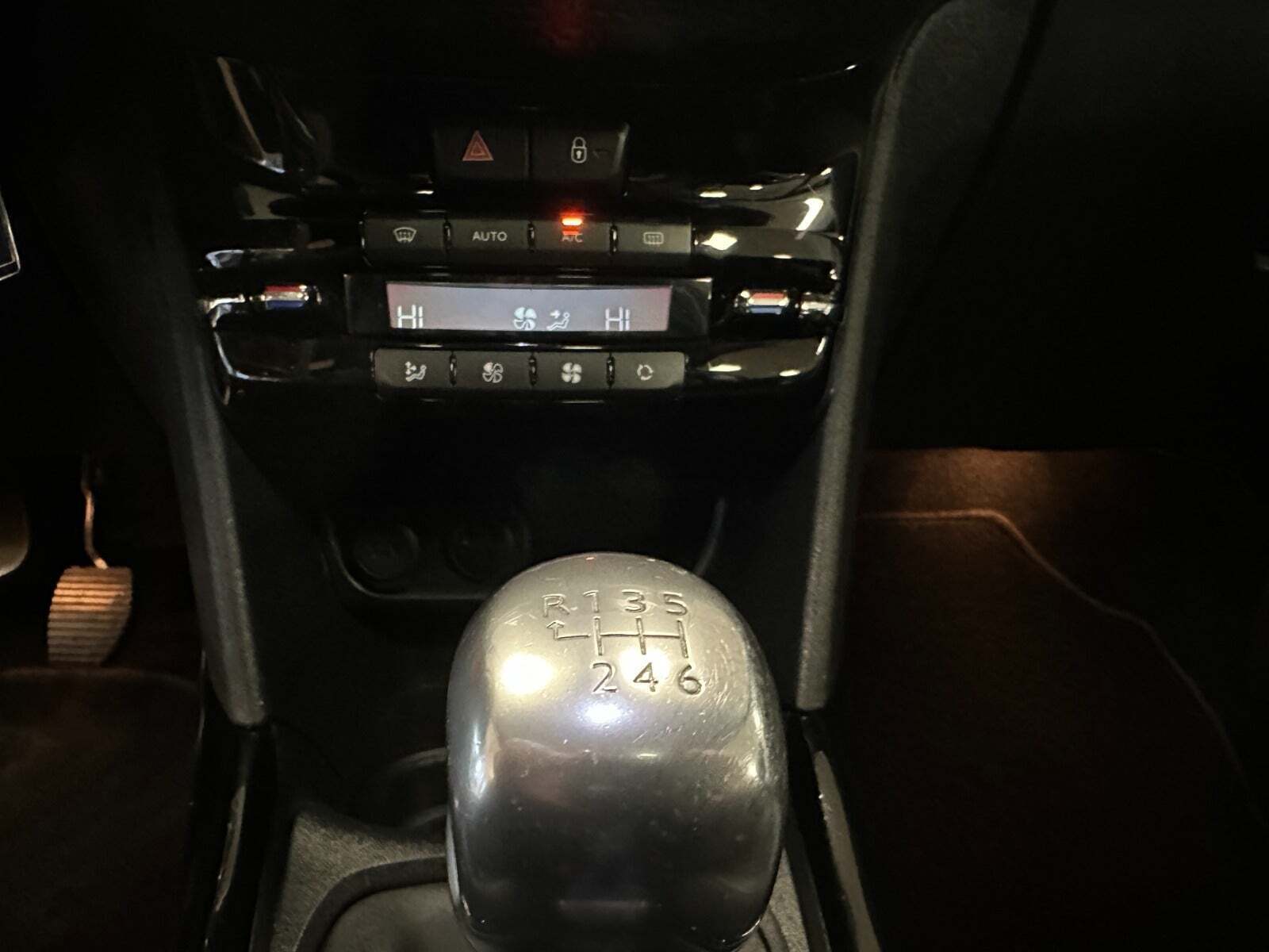 Sort Peugeot 2008 fra 2019
