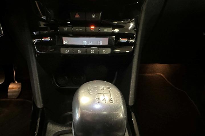 Sort Peugeot 2008 fra 2019