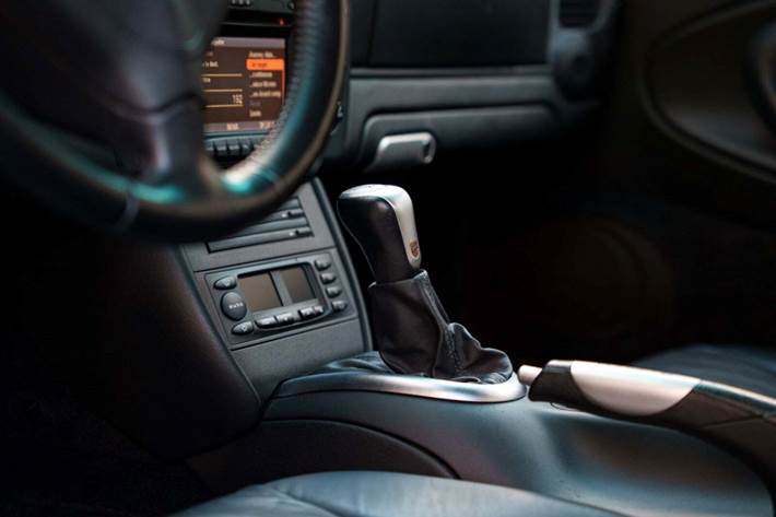 Sølv Porsche 911 Carrera 4S fra 2003