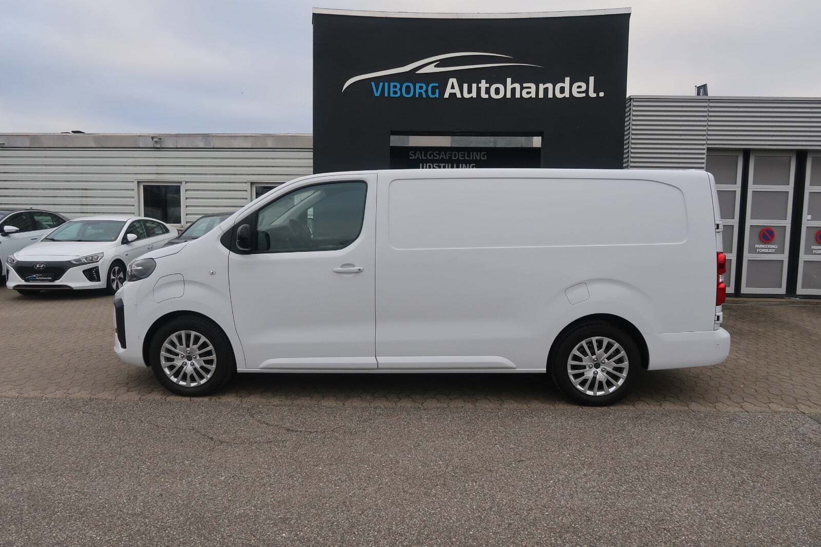 Hvid Peugeot e-Expert fra 2025