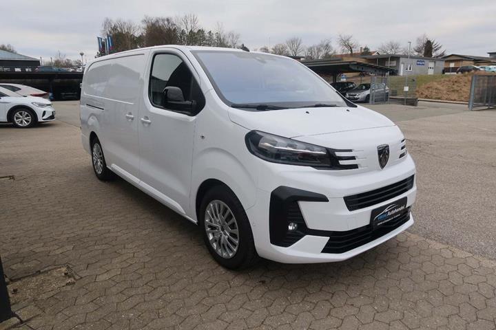 Hvid Peugeot e-Expert fra 2025 set udefra