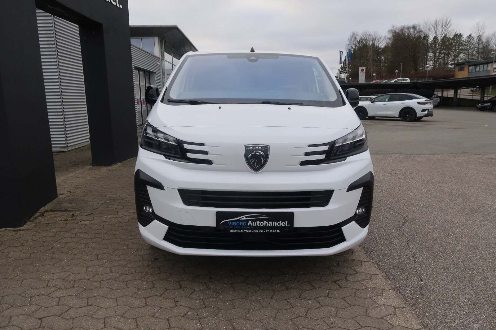 Hvid Peugeot e-Expert fra 2025 set udefra
