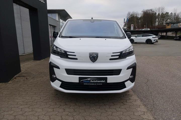 Hvid Peugeot e-Expert fra 2025 set udefra