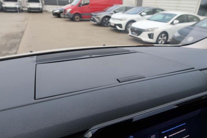 Hvid Peugeot e-Expert fra 2025