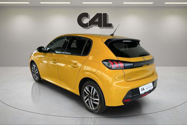 Gul Peugeot 208 fra 2023