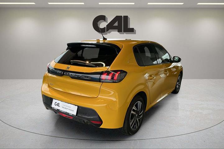 Gul Peugeot 208 fra 2023