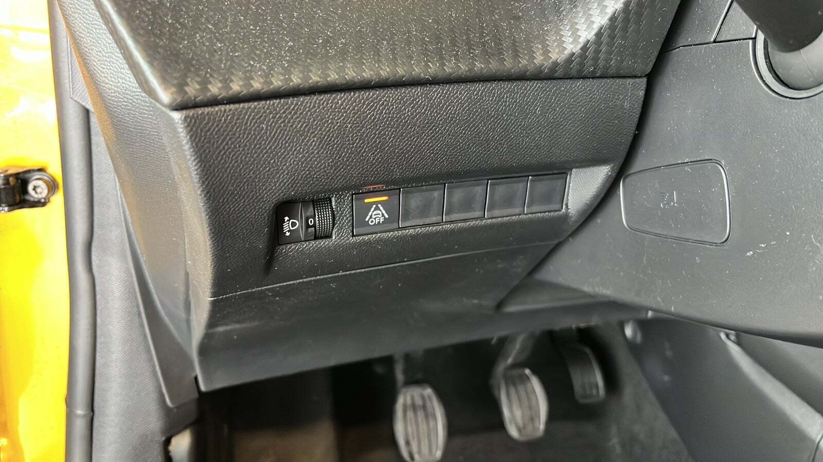 Gul Peugeot 208 fra 2023