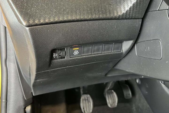 Gul Peugeot 208 fra 2023