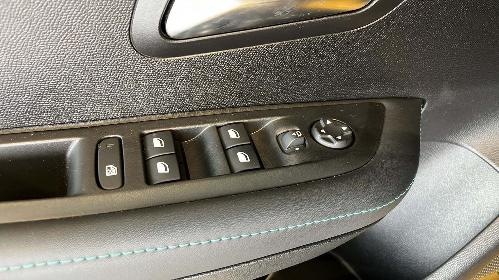 Gul Peugeot 208 fra 2023