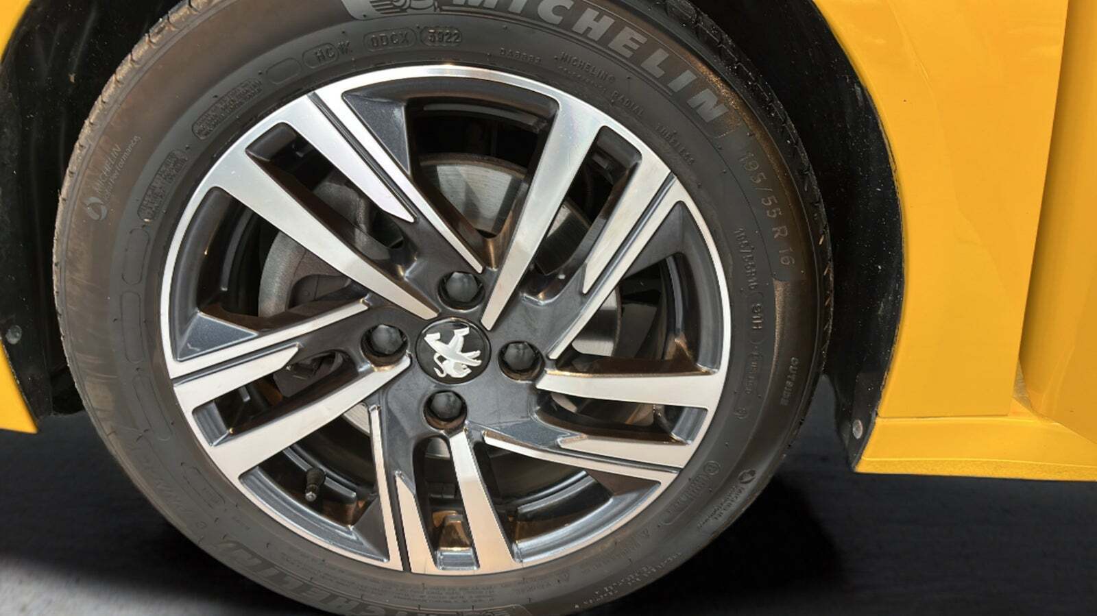 Gul Peugeot 208 fra 2023