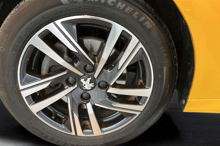 Gul Peugeot 208 fra 2023