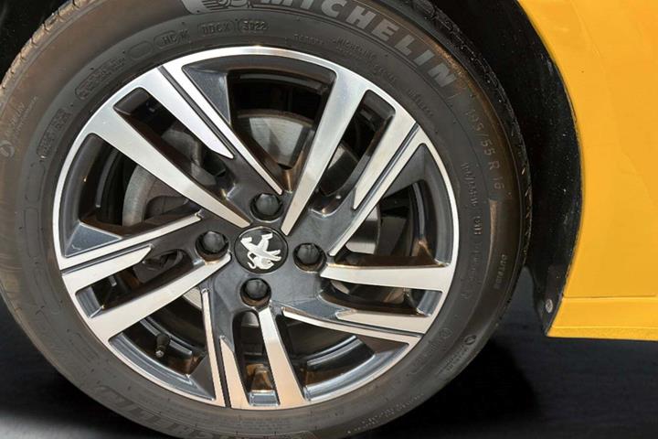 Gul Peugeot 208 fra 2023