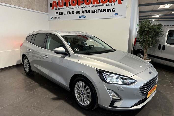 Sølv Ford Focus fra 2022 set udefra