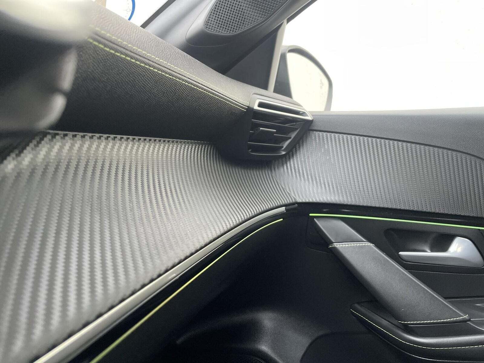 Gul Peugeot e-208 fra 2021