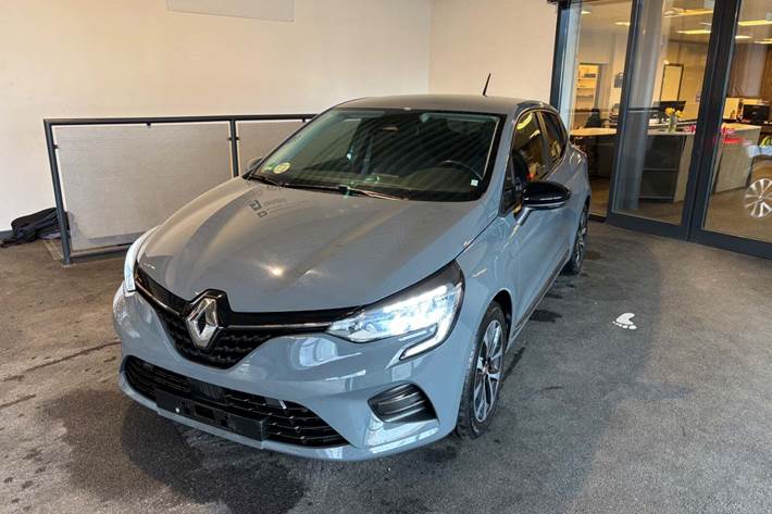 Grå Renault Clio V fra 2020 set udefra