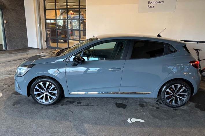 Grå Renault Clio V fra 2020