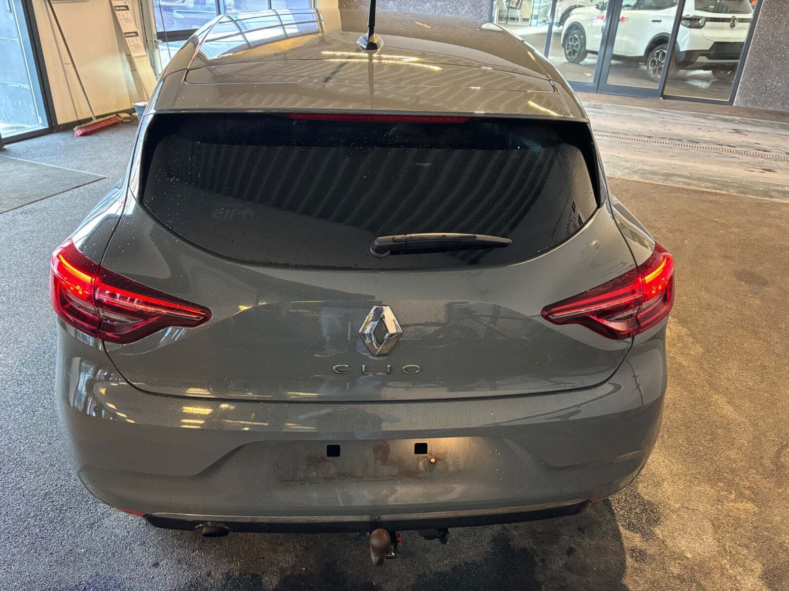 Grå Renault Clio V fra 2020
