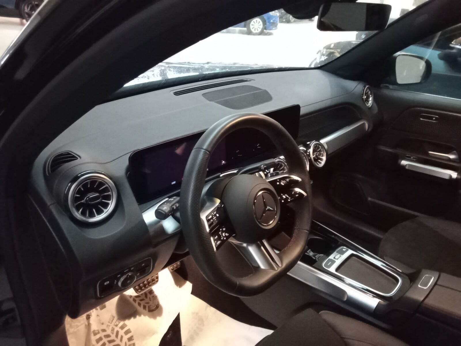 Sort Mercedes EQB250+ fra 2024