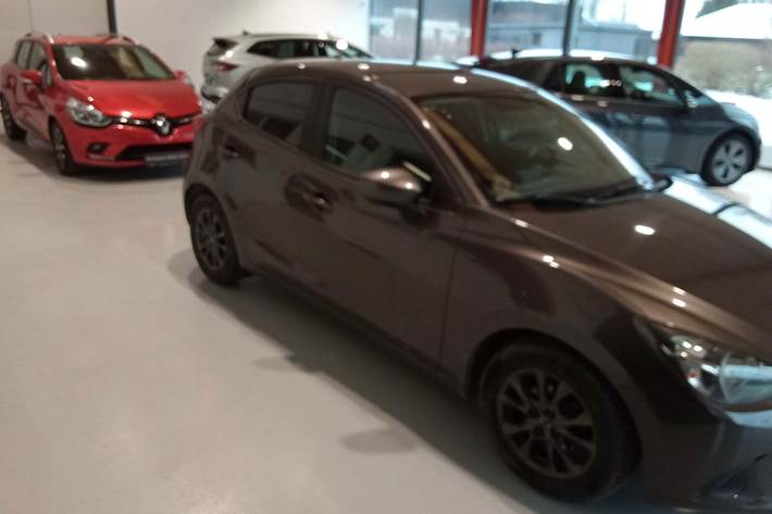Brun Mazda 2 fra 2015