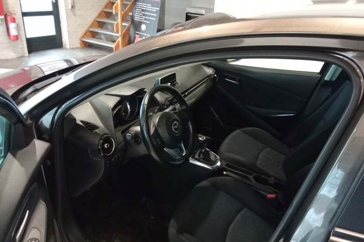 Brun Mazda 2 fra 2015