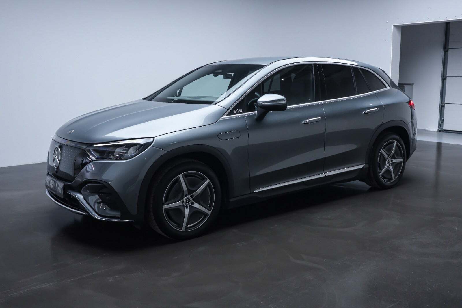 Grå Mercedes EQE350 SUV fra 2024