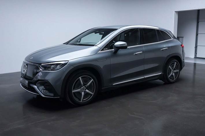 Grå Mercedes EQE350 SUV fra 2024 set udefra