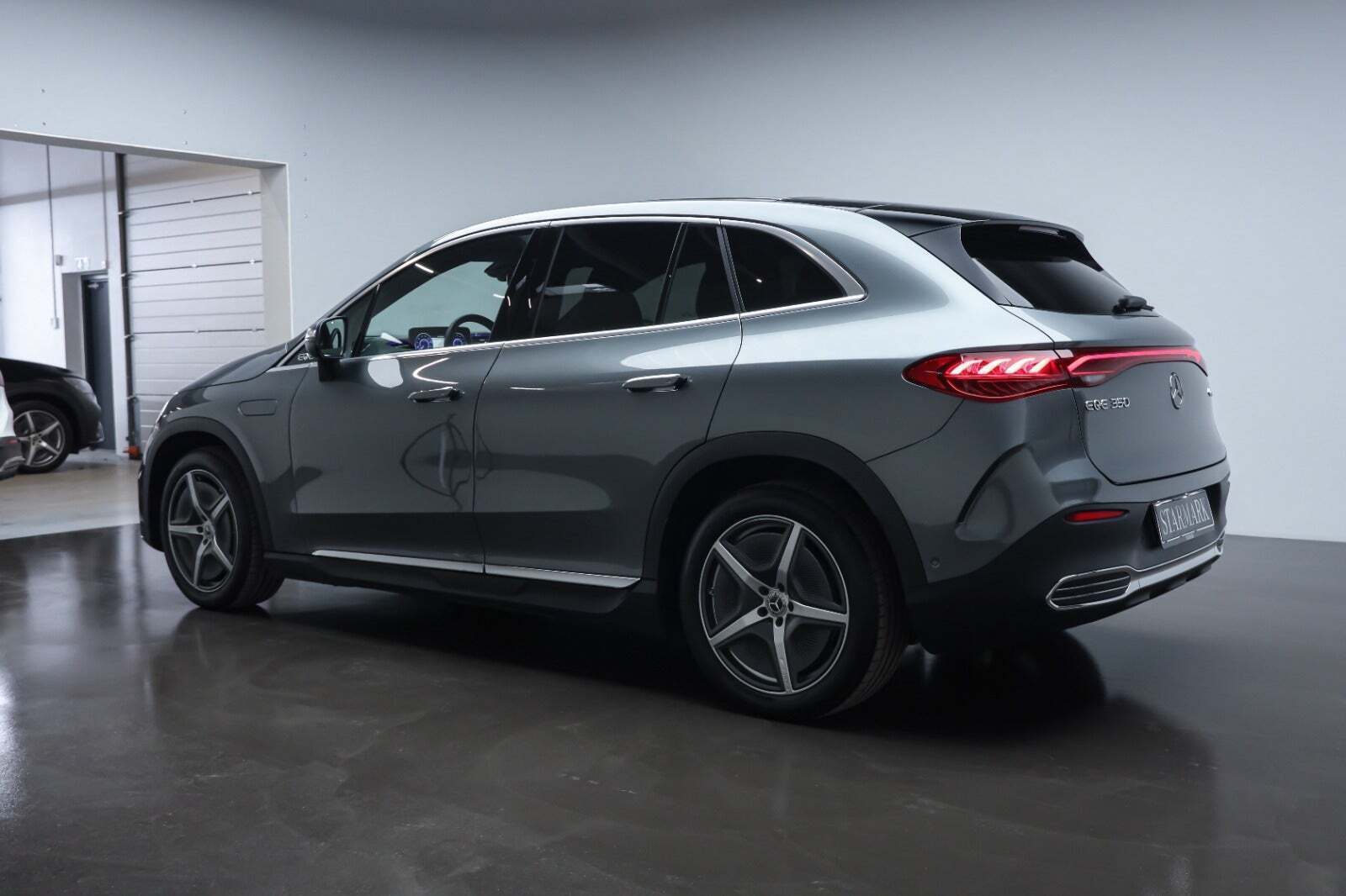 Grå Mercedes EQE350 SUV fra 2024