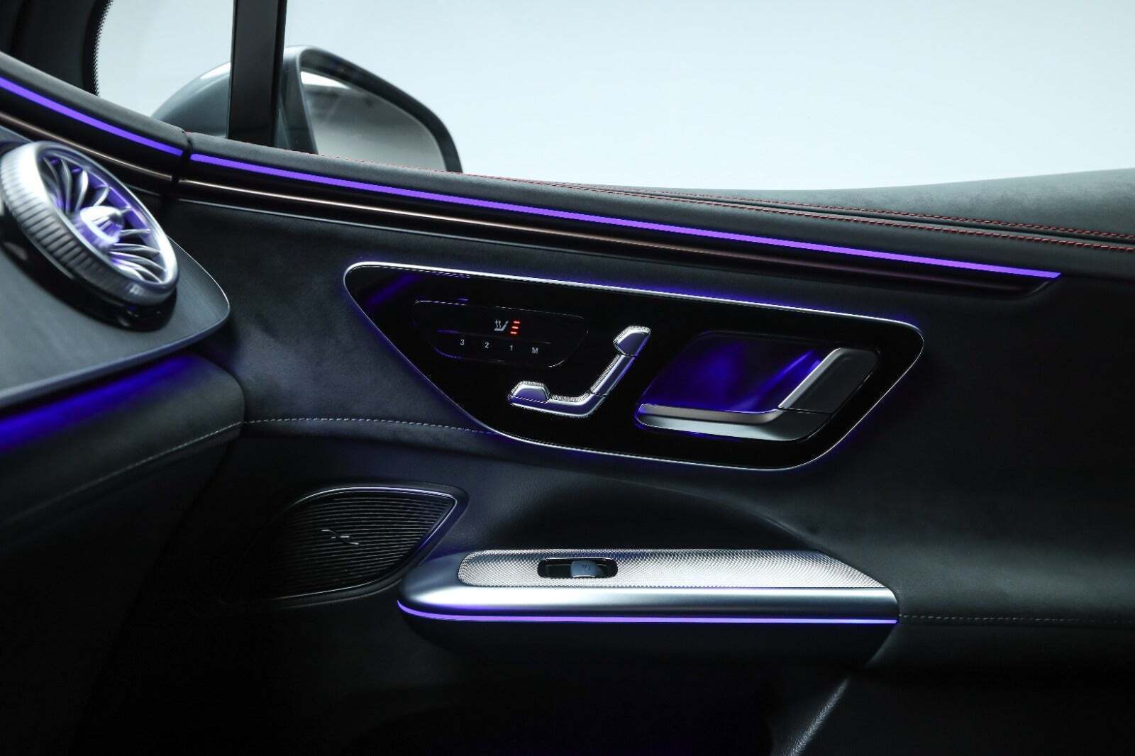 Grå Mercedes EQE350 SUV fra 2024