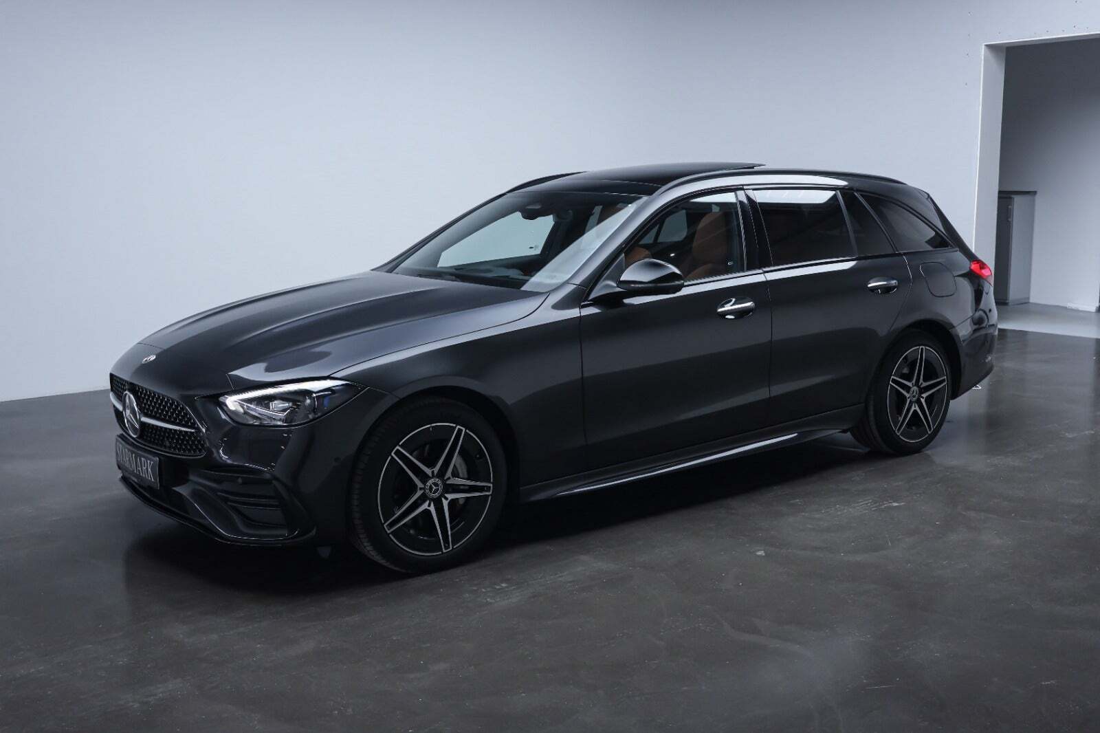 Grå Mercedes C300 e fra 2023