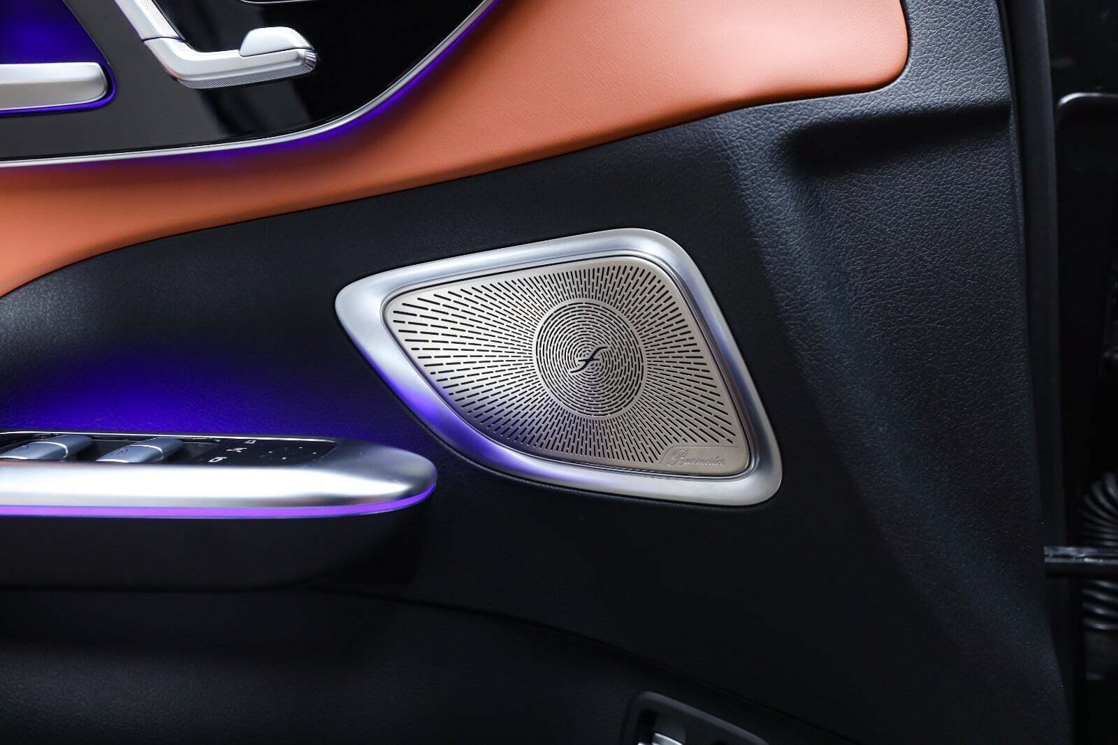 Grå Mercedes C300 e fra 2023