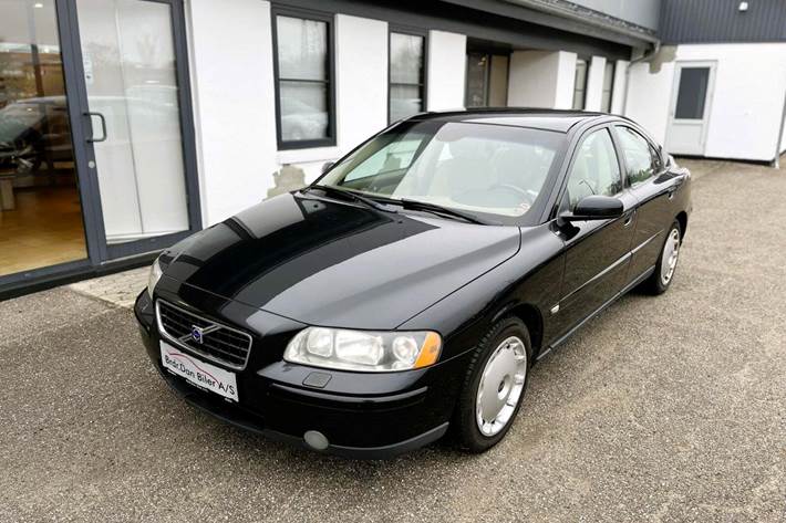 Sort Volvo S60 fra 2006 set udefra