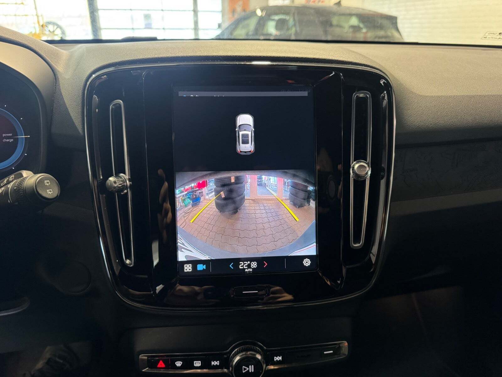 Orange Volvo XC40 fra 2023