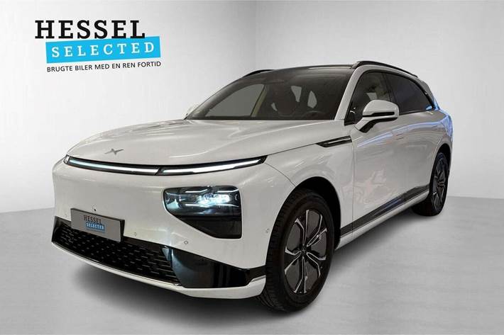 Hvid Xpeng G9 fra 2023 set udefra