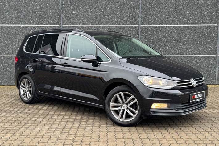 Sort VW Touran fra 2016 set udefra