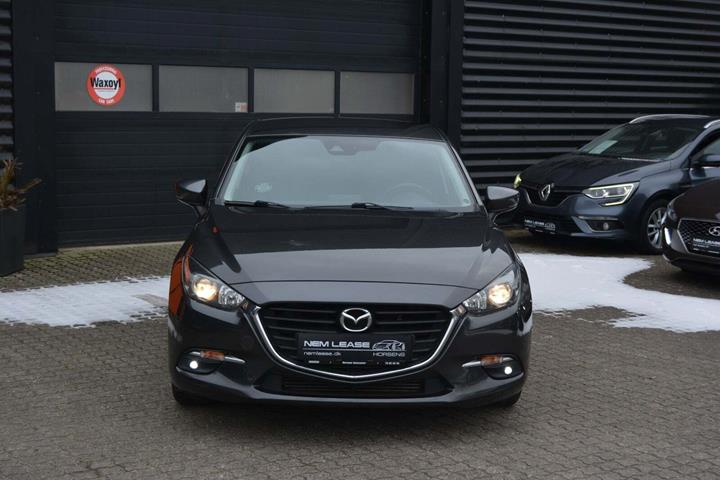 Grå Mazda 3 fra 2017 set udefra