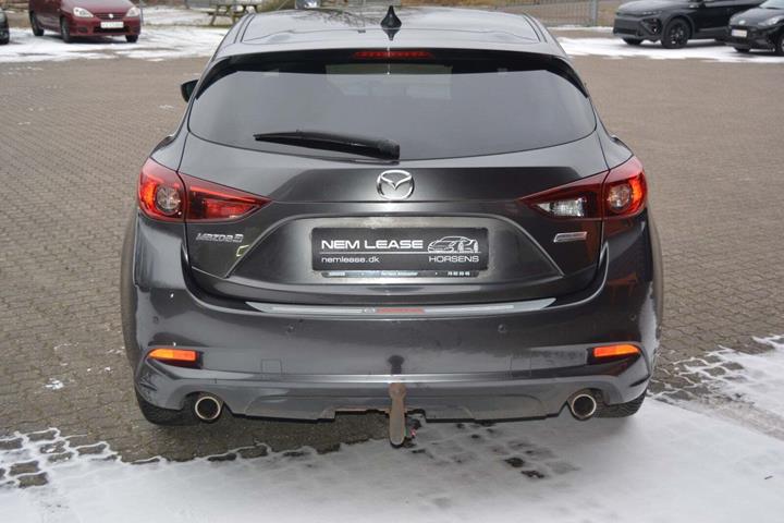 Grå Mazda 3 fra 2017 set udefra