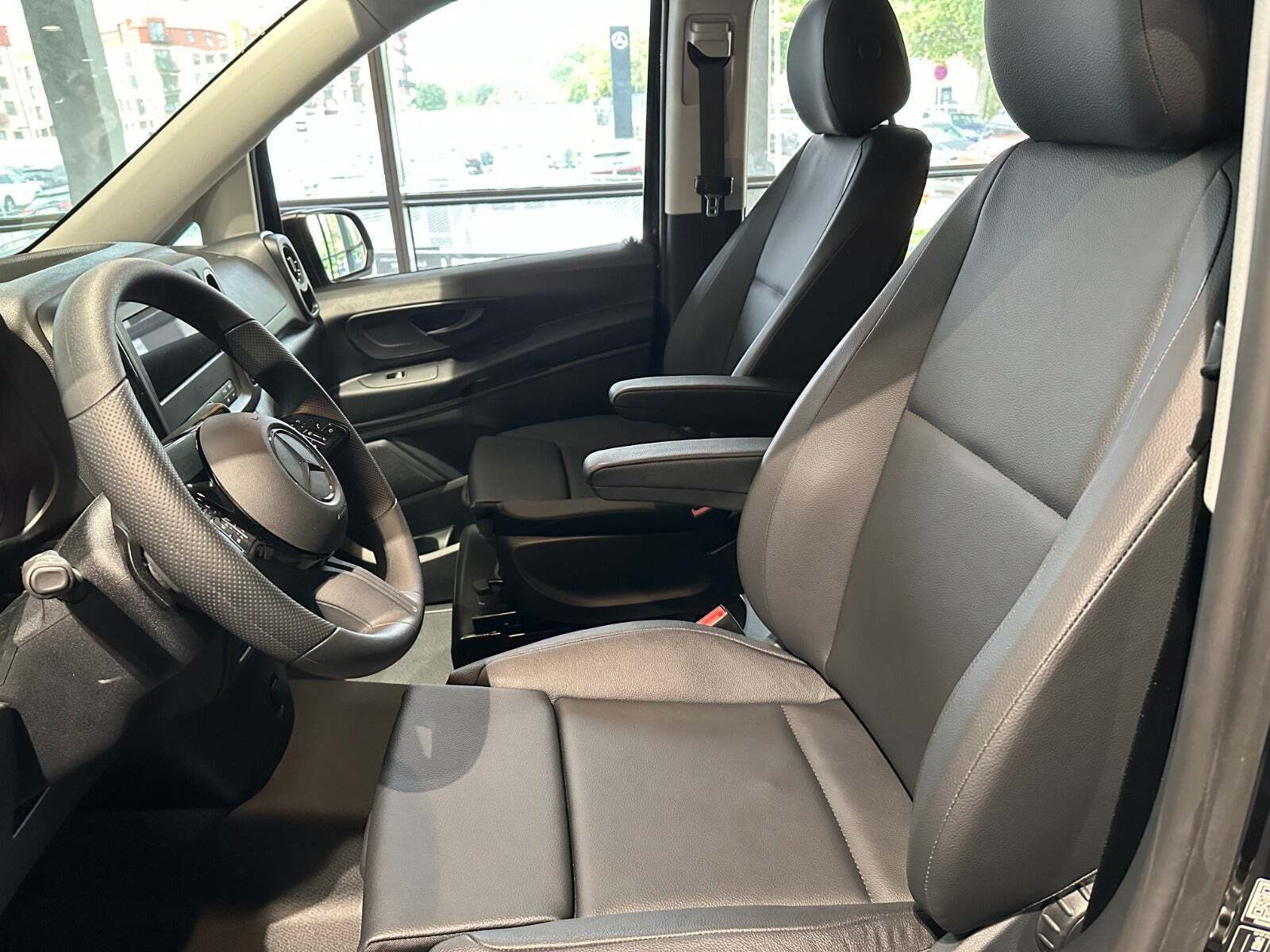 Sort Mercedes Vito 114 fra 2024