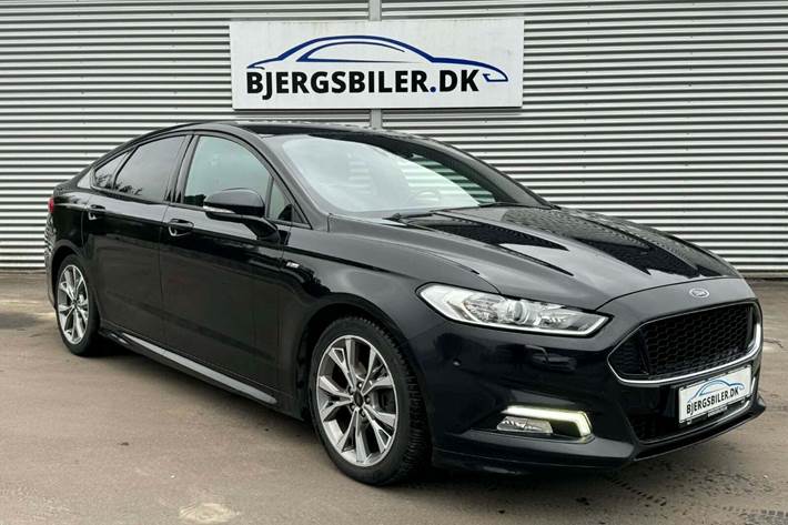 Sort Ford Mondeo fra 2018 set udefra