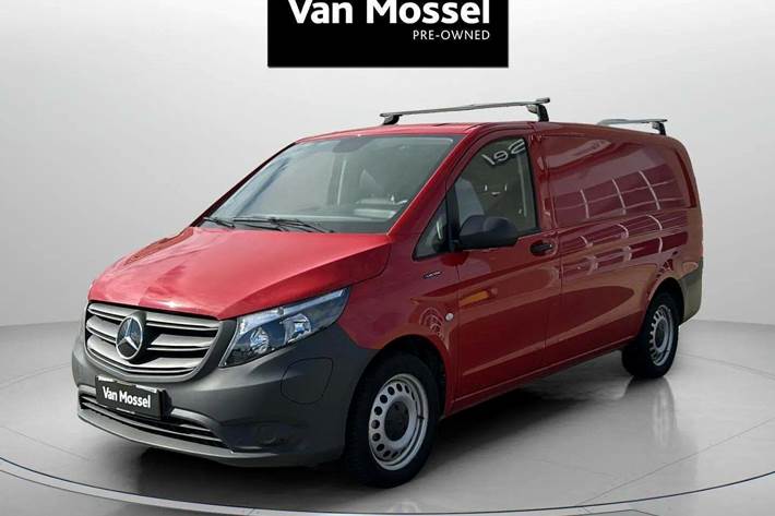Rød Mercedes eVito 112 fra 2023 set udefra
