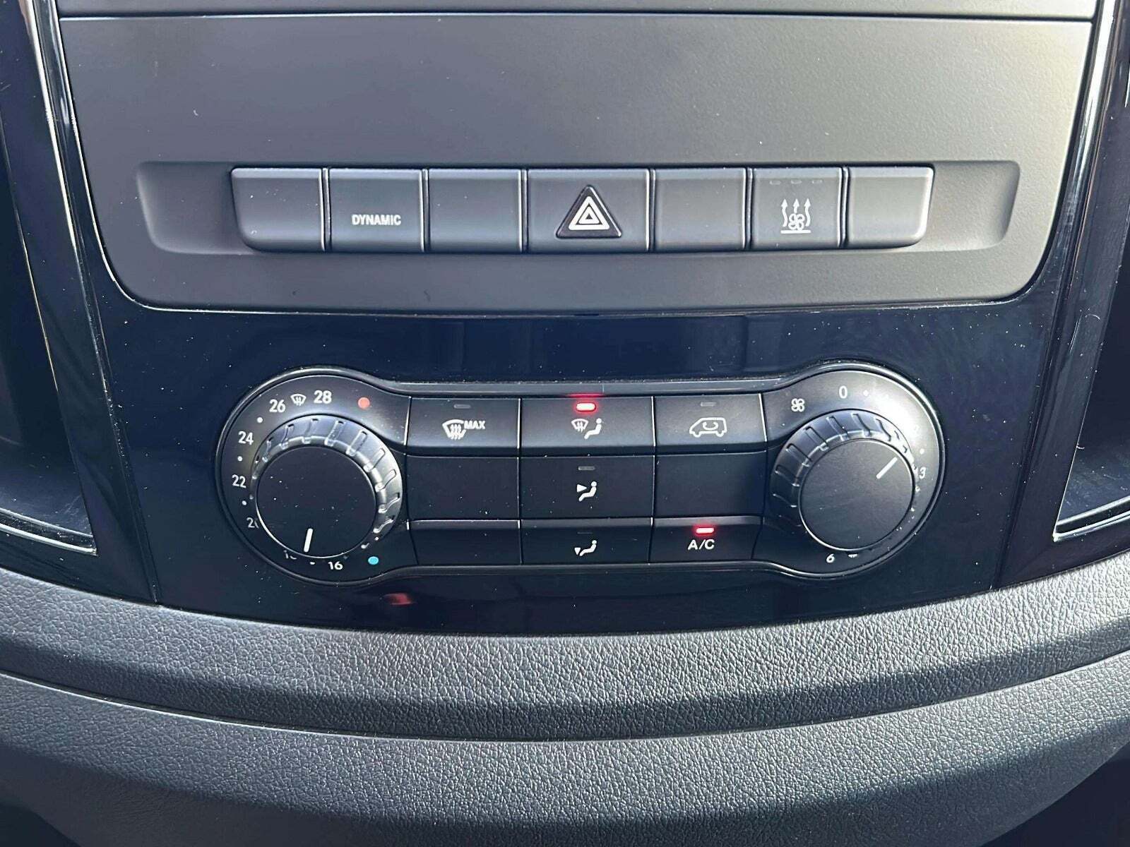 Rød Mercedes eVito 112 fra 2023