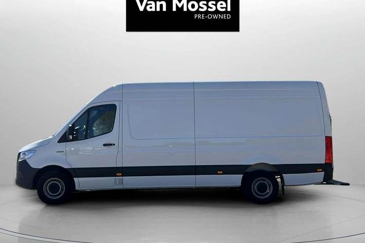 Hvid Mercedes eSprinter 420 fra 2024 set udefra