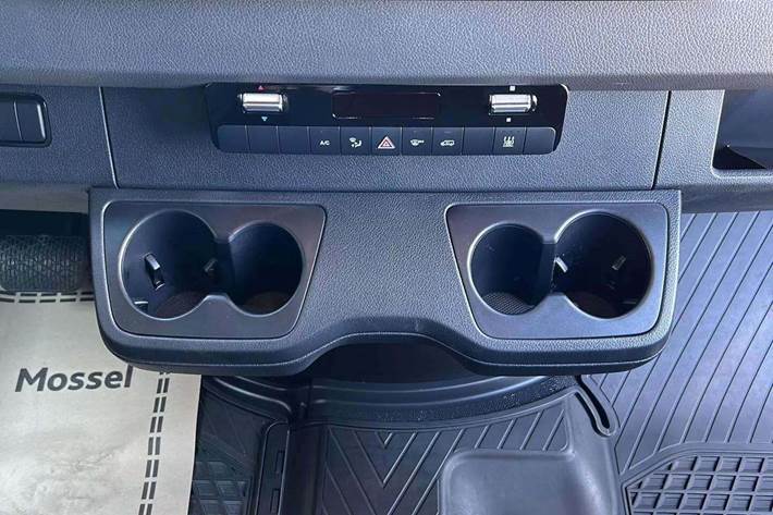 Hvid Mercedes eSprinter 420 fra 2024 set indefra